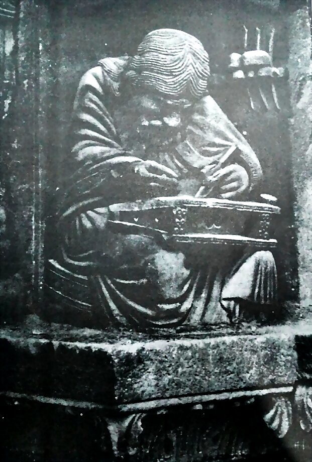 Pitágoras representado numa escultura do portal real da Catedral de Chartres, na França (século XII), entre as figuras das artes liberais.