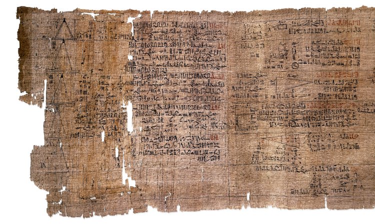 Detalhe do papiro Rhind, copiado por Ahmes por volta de 1650 a.C. O documento preserva problemas e procedimentos matemáticos egípcios.