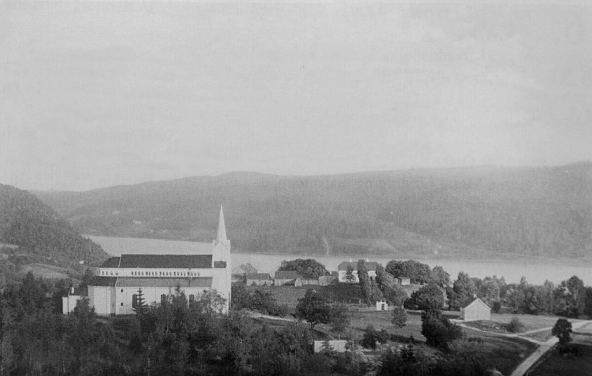 A igreja e o presbitério de Gjerstad, no sul da Noruega, por volta de 1890. Abel cresceu nessa paróquia, onde o pai era pastor. A igreja da foto é de 1848, mas a casa principal do presbitério é de 1707.