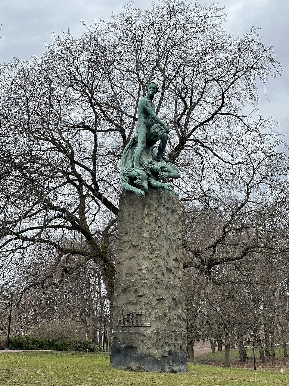 O monumento a Abel, de Gustav Vigeland, no parque do Palácio Real, em Oslo. Inaugurado em 1908, mostra um jovem nu de pé sobre duas figuras monstruosas, que muitos leem como as equações do quinto grau e as funções elípticas, vencidas por ele.