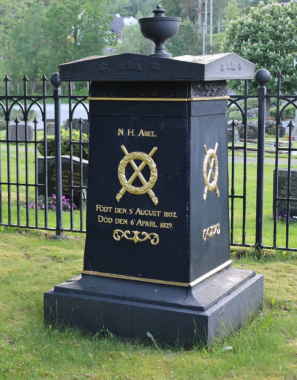 O túmulo de Abel no cemitério de Froland, pago pelos amigos. A inscrição diz: “Nascido em 5 de agosto de 1802. Morto em 6 de abril de 1829”.