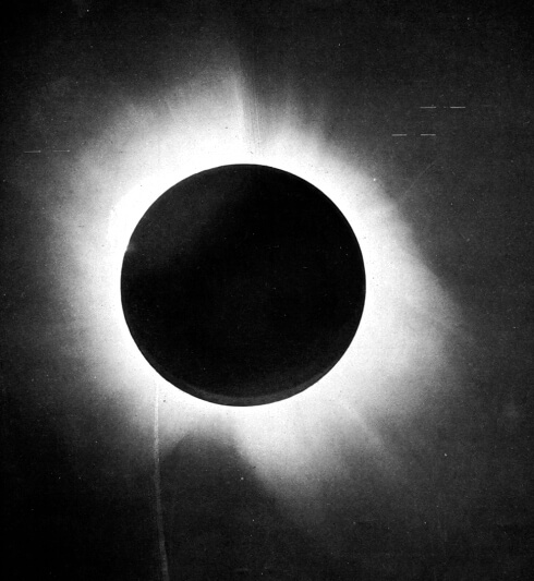 Uma das chapas do eclipse de 1919, publicada no relatório de Dyson, Eddington e Davidson. As estrelas usadas na medida estão marcadas com traços.