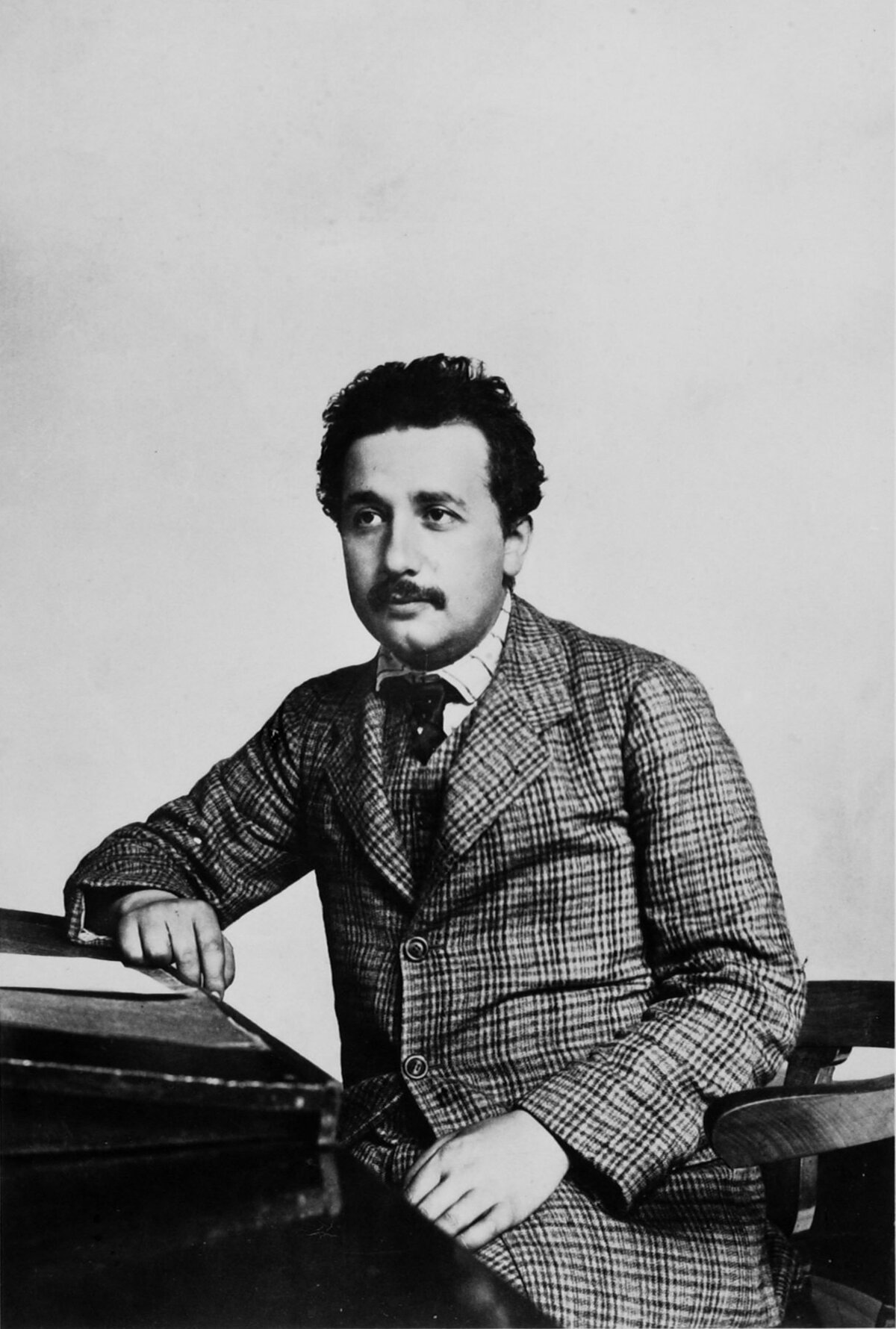 Einstein por volta de 1904, na época em que trabalhava no escritório de patentes de Berna.