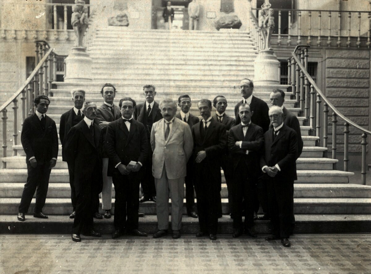 Einstein, de terno claro, no Museu Nacional, no Rio de Janeiro, em 7 de maio de 1925.