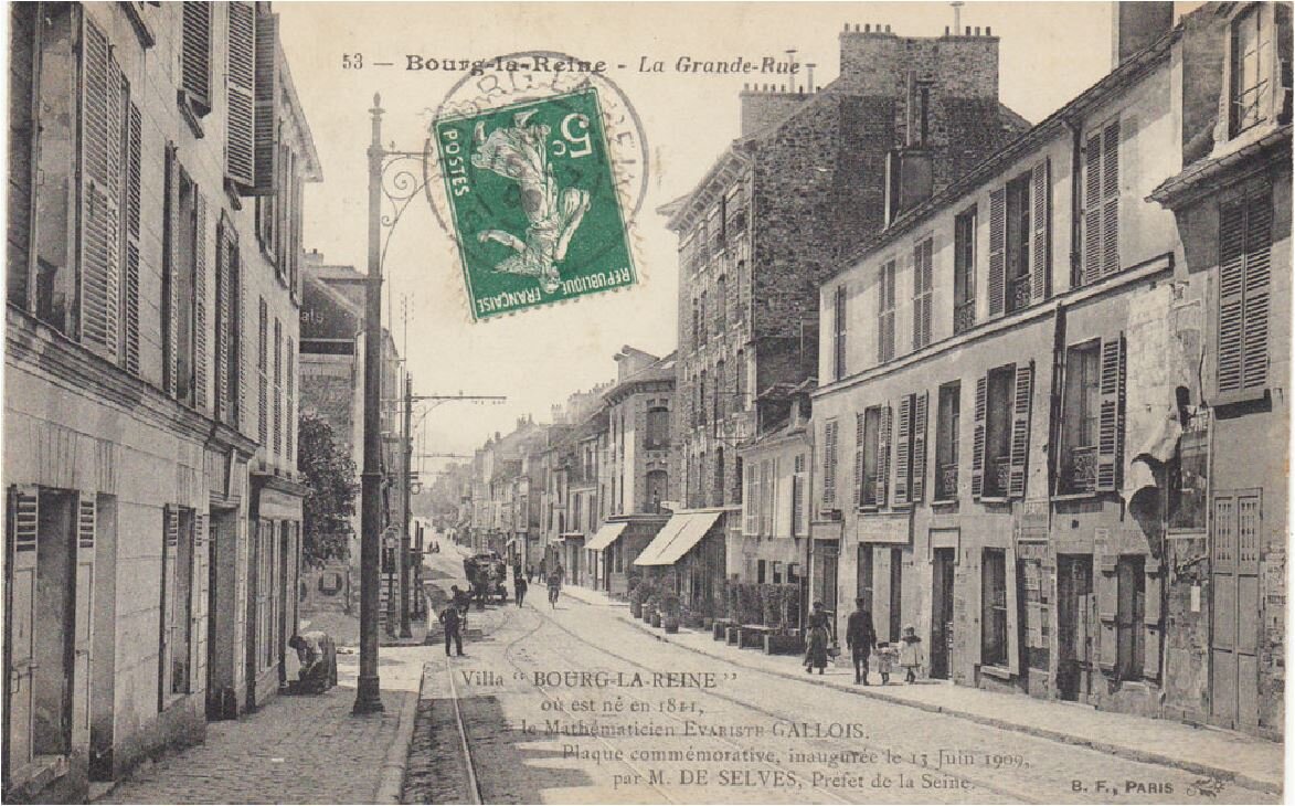 Cartão-postal do início do século XX com a Grande-Rue de Bourg-la-Reine, a cidade onde Galois nasceu. A legenda do cartão lembra a placa comemorativa posta na casa natal do matemático.