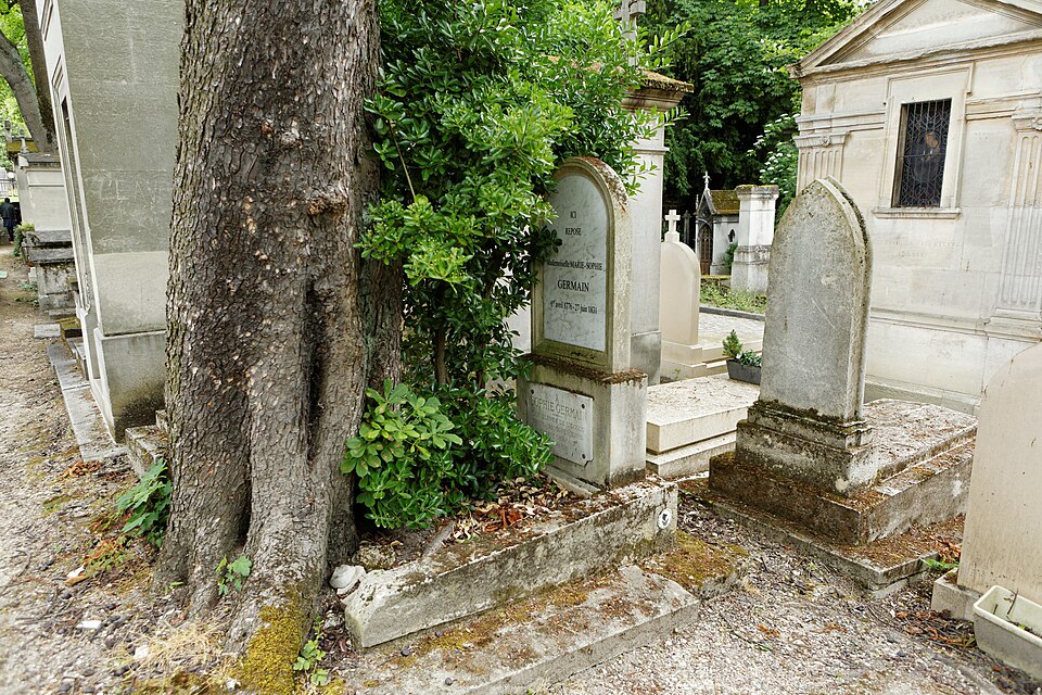 O túmulo de Sophie Germain no cemitério do Père-Lachaise, em Paris, na 16ª divisão.
