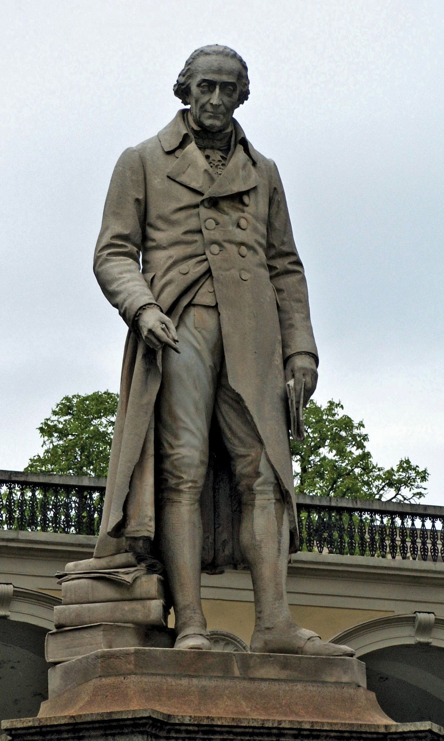 Estátua de Lagrange em Turim, a cidade onde ele nasceu.