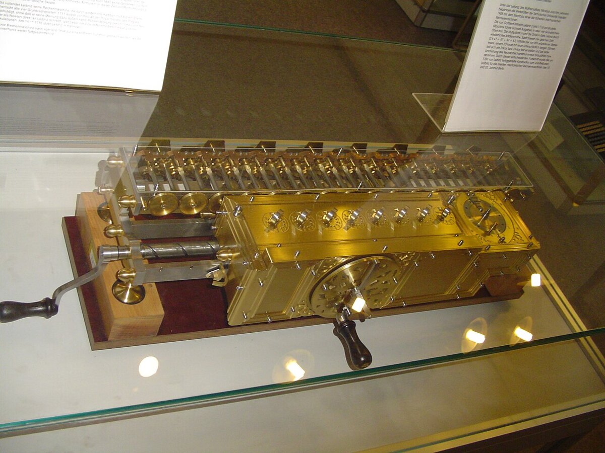 A máquina de calcular de Leibniz, com os cilindros escalonados, exposta nas Coleções Técnicas de Dresden. Na época só se construíram duas; a única que sobreviveu está na biblioteca Gottfried Wilhelm Leibniz, em Hanôver.