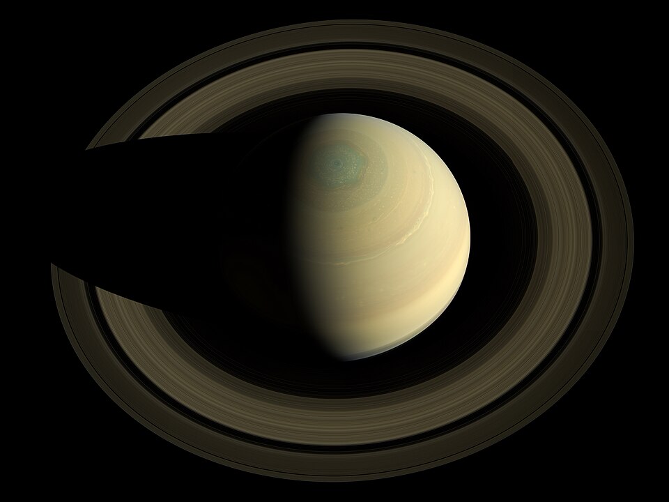 Saturno e os seus anéis fotografados de cima pela nave Cassini em outubro de 2013. Os anéis são feitos de bilhões de pedaços de gelo, de grãos de poeira a blocos do tamanho de casas.