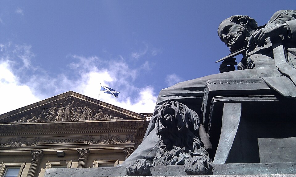 A estátua de Maxwell na George Street, em Edimburgo, inaugurada em 2008. Aos pés dele está o cão Toby; nas mãos, o disco das cores.
