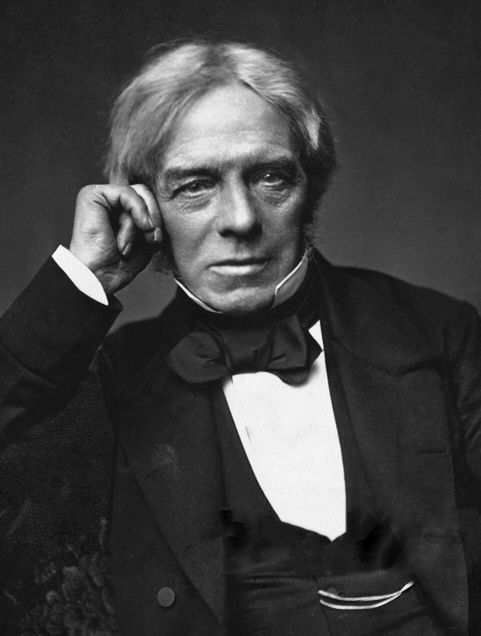 Michael Faraday (1791–1867), o filho de ferreiro que imaginou as linhas de força.