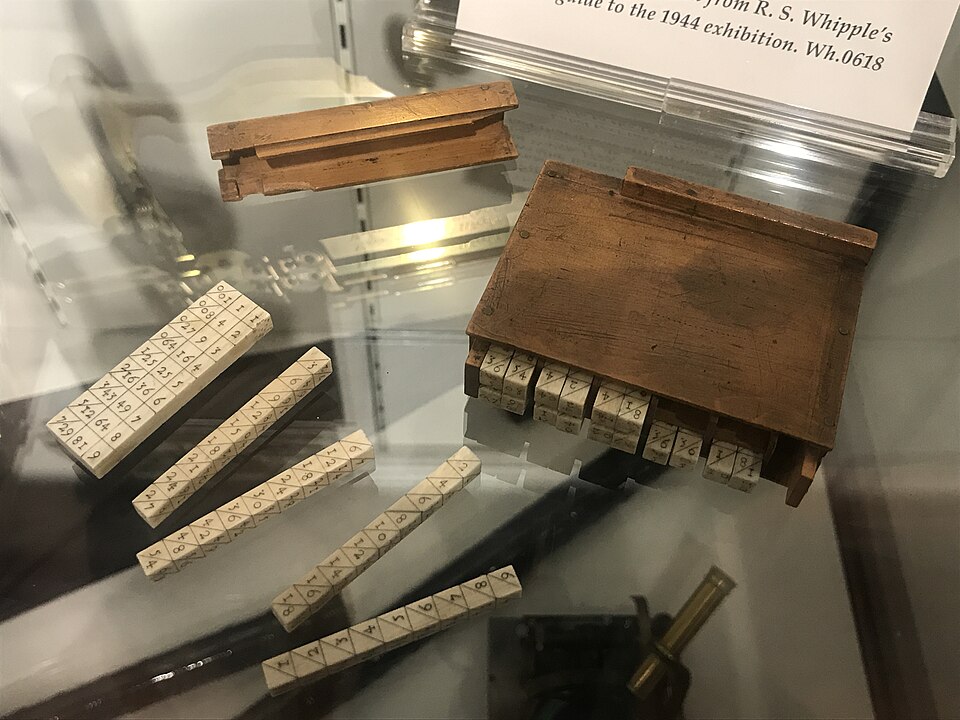 Um conjunto de ossos de Napier do século XVII, com o estojo, no Museu Whipple, em Cambridge.