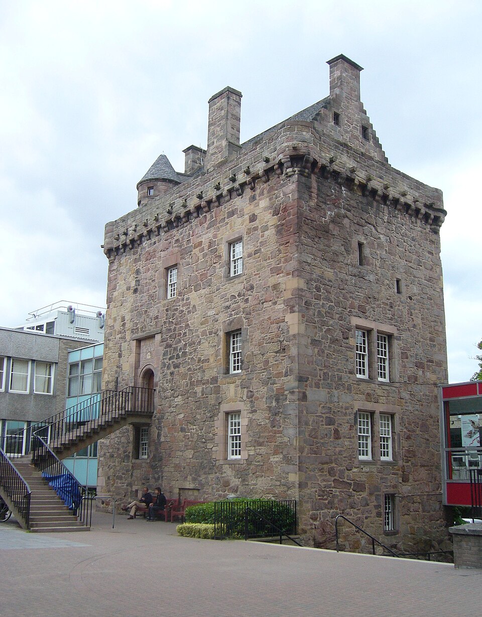 A torre de Merchiston, onde Napier nasceu e morreu. Hoje está dentro de um campus da Universidade Edinburgh Napier.