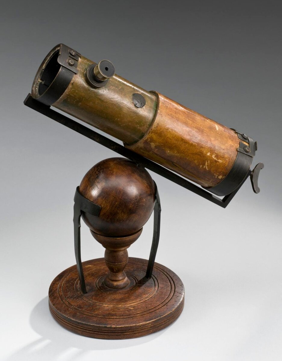 Réplica do primeiro telescópio refletor de Newton, de 1668, feita em 1924 para o Science Museum de Londres.