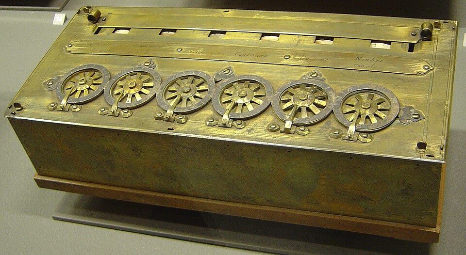 Uma Pascalina decimal, com seis rodas, no Museu de Artes e Ofícios, em Paris. Os modelos para contas de dinheiro tinham também rodas de 20 e de 12 posições, para os soldos e os dinheiros.