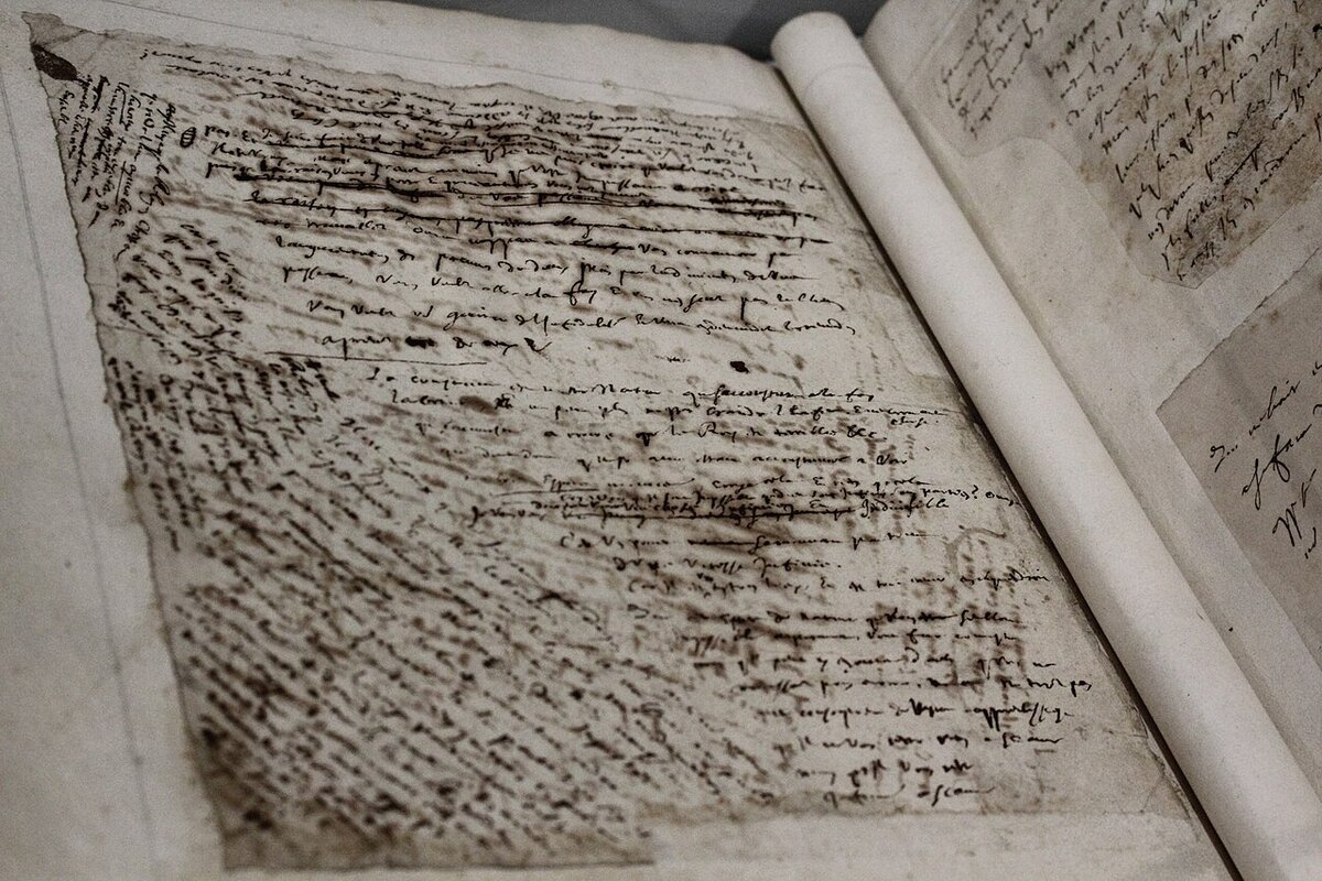 Folhas autógrafas dos *Pensamentos*, coladas num grande álbum depois da morte de Pascal, numa exposição da Biblioteca Nacional da França em 2016. Pascal escrevia em pedaços de papel, em várias direções, e riscava muito.