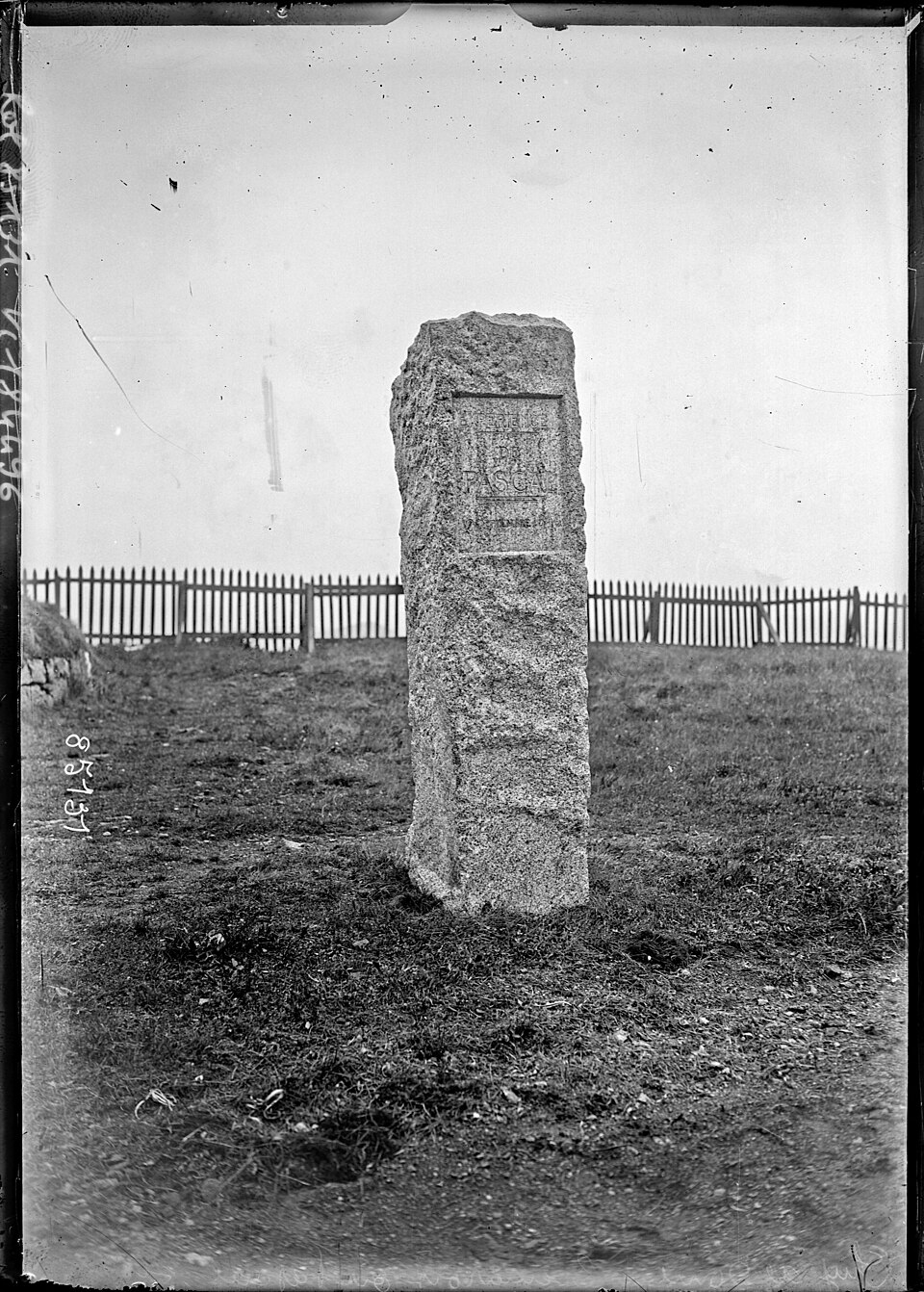 O marco no alto do Puy de Dôme que lembra a experiência de 1648, fotografado em 1923, no tricentenário de Pascal.