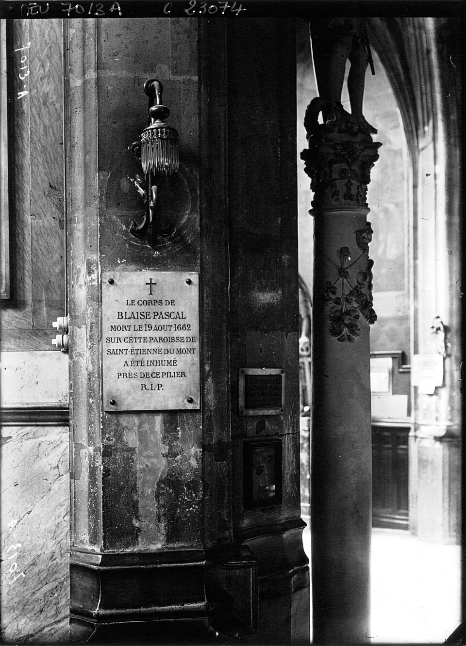 A placa no pilar da igreja de Saint-Étienne-du-Mont, em Paris, onde Pascal foi sepultado. Foto de 1923.
