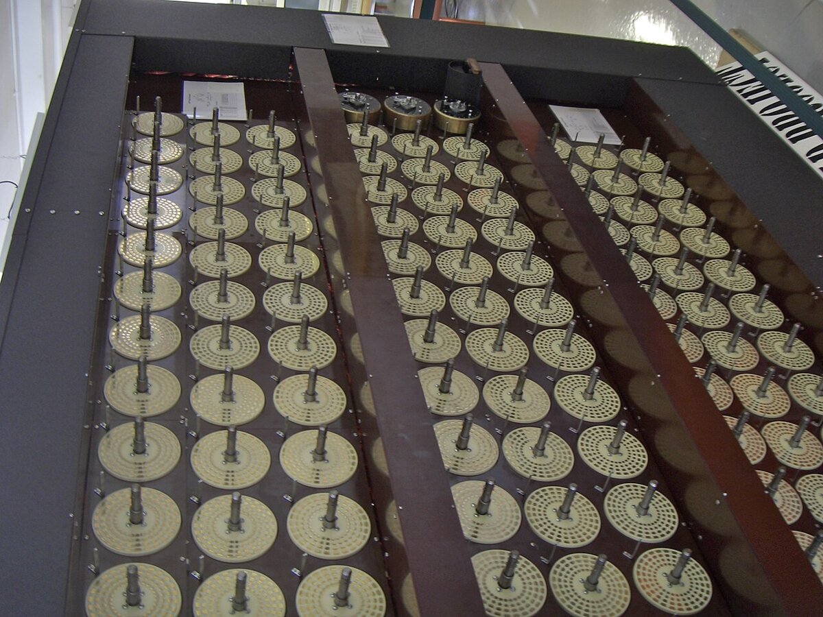 Reconstrução da bomba de Turing e Welchman em Bletchley Park. Cada trio de tambores coloridos imita os três rotores de uma Enigma; a máquina testava as posições em sequência, eliminando as que contradiziam a cola.