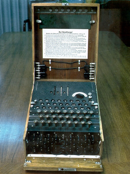 Uma máquina Enigma de três rotores, exposta no Museu Nacional de Criptologia, da agência de segurança americana. Em cima, os rotores; no meio, as lâmpadas; embaixo, o teclado; na frente, o painel de conexões.
