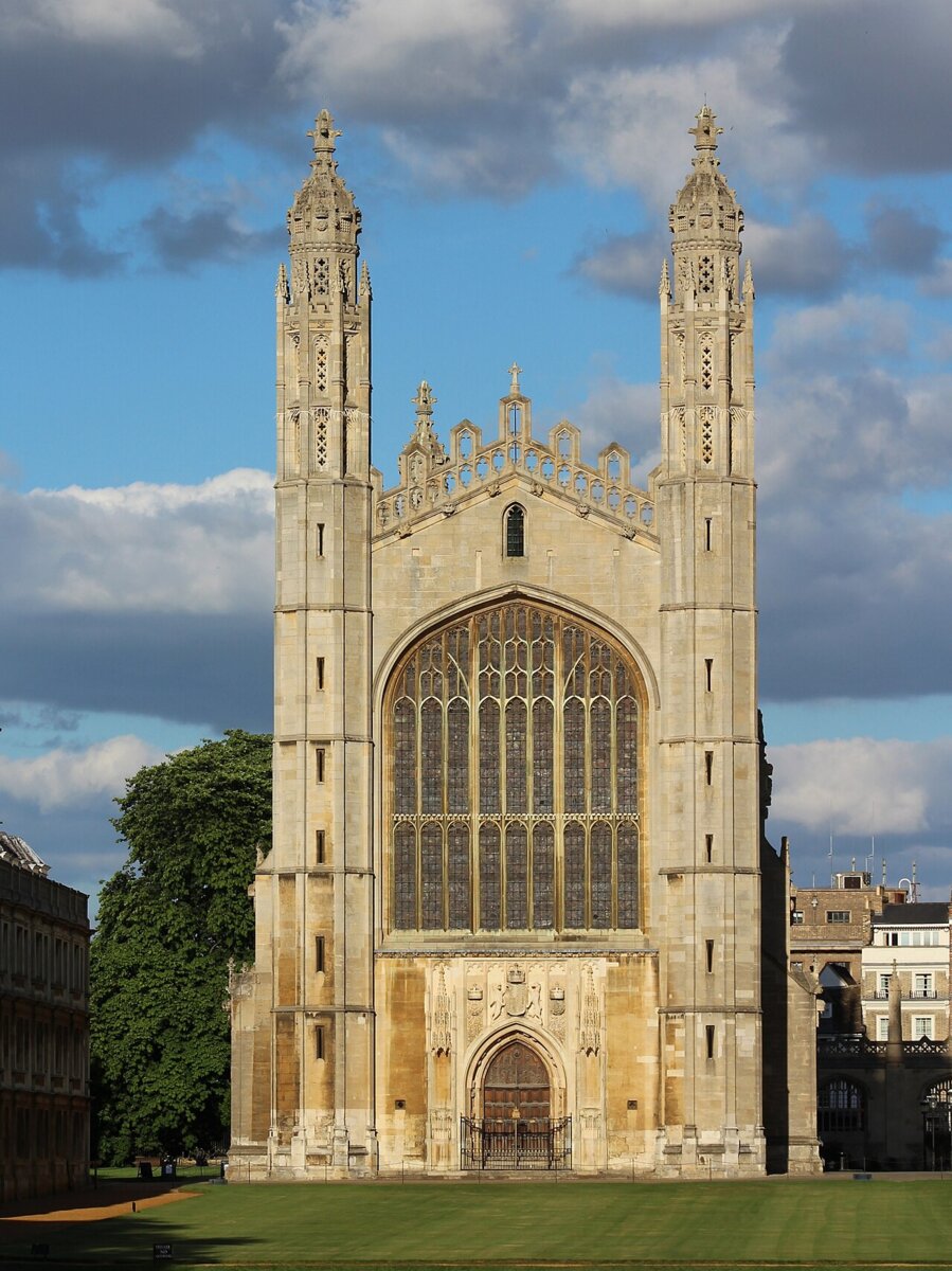 A capela do King's College, em Cambridge, vista do rio Cam. Turing estudou no King's de 1931 a 1934 e foi eleito fellow do colégio em 1935.