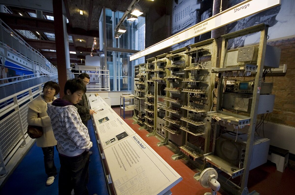 Réplica do Baby de Manchester, o primeiro computador a executar um programa guardado numa memória eletrônica, em 1948, exposta no Museu de Ciência e Indústria de Manchester.