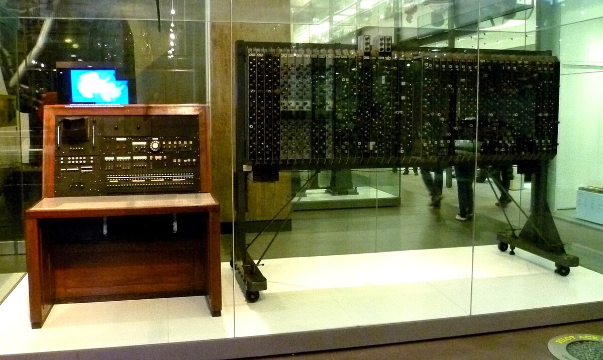 O Pilot ACE, versão reduzida do projeto de Turing, construído no Laboratório Nacional de Física e posto para funcionar em 1950. Hoje está no Science Museum, em Londres.