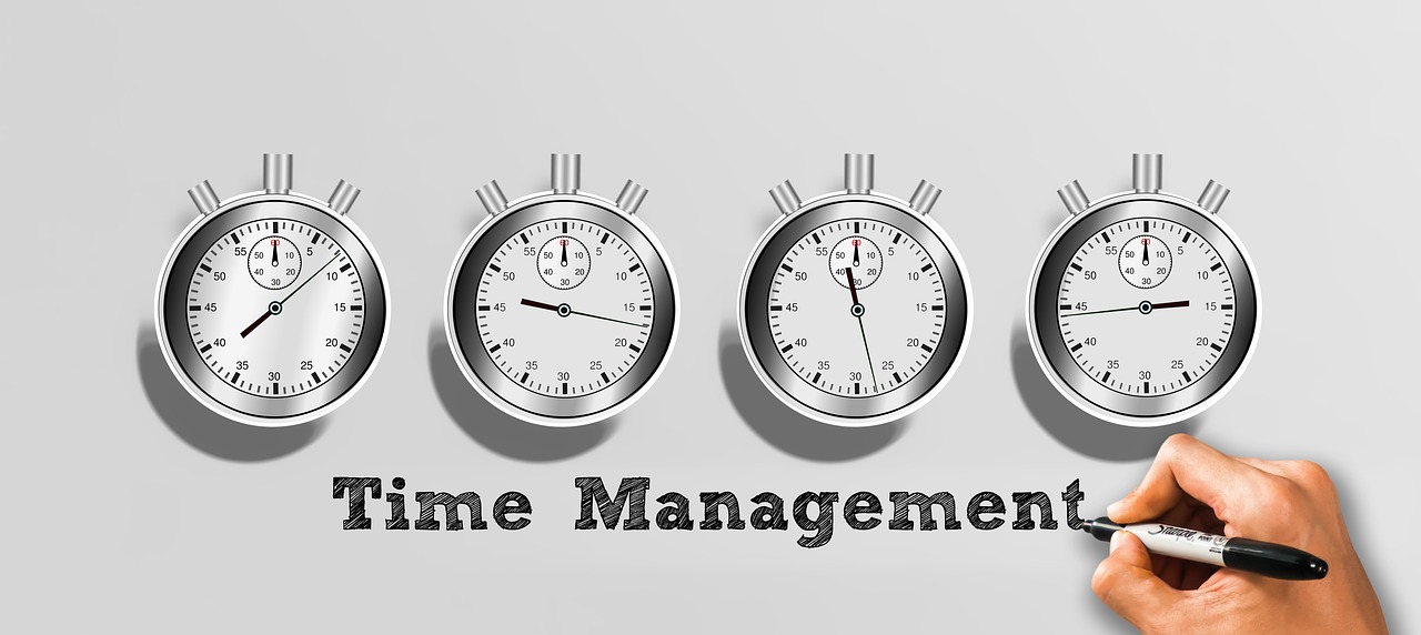 Graus, minutos e segundos: a mesma base 60 das horas.