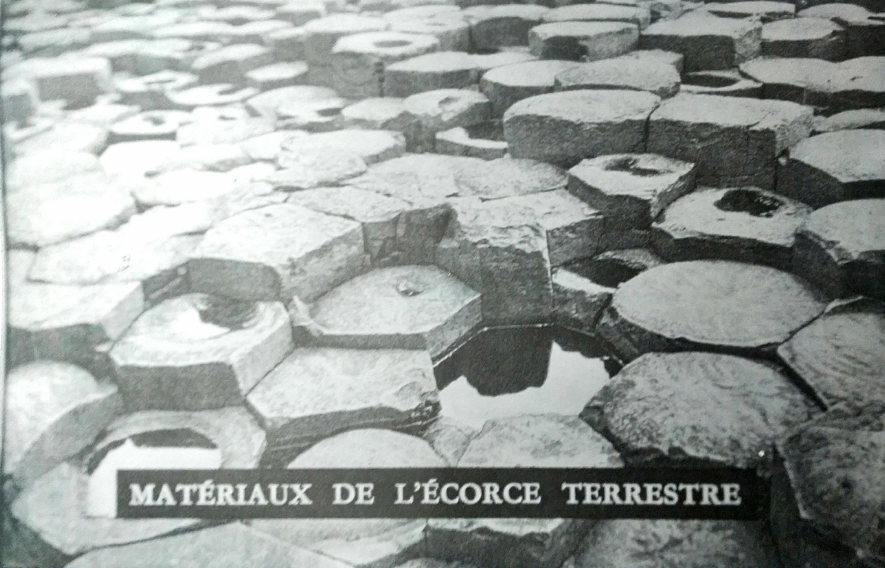 Crosta terrestre: colunas de basalto em hexágonos, formadas quando a lava esfria.